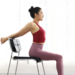 Yoga en silla: el secreto para mejorar la salud desde la oficina