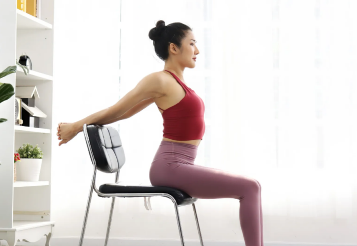 Yoga en silla: el secreto para mejorar la salud desde la oficina
