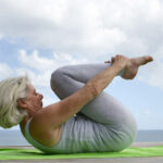 4 posturas de yoga fáciles para mayores de 50 y ganar fuerza, flexibilidad, equilibrio y bienestar