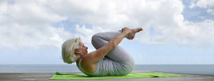 4 posturas de yoga fáciles para mayores de 50 y ganar fuerza, flexibilidad, equilibrio y bienestar