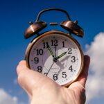 Qué significa despertarse antes de que suene la alarma, según los expertos