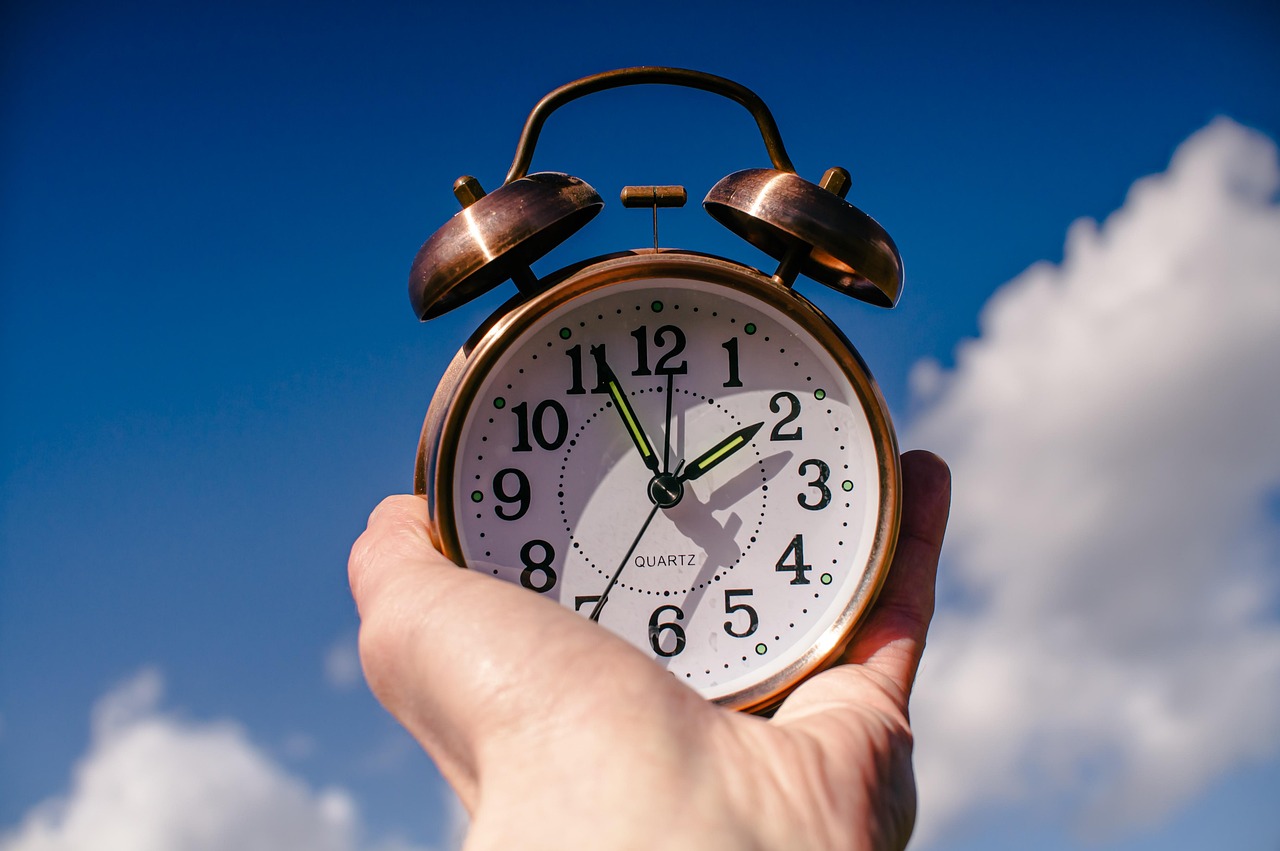 Qué significa despertarse antes de que suene la alarma, según los expertos