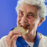 De jubilada a campeona mundial: ganó una medalla de oro en natación a los 89 años