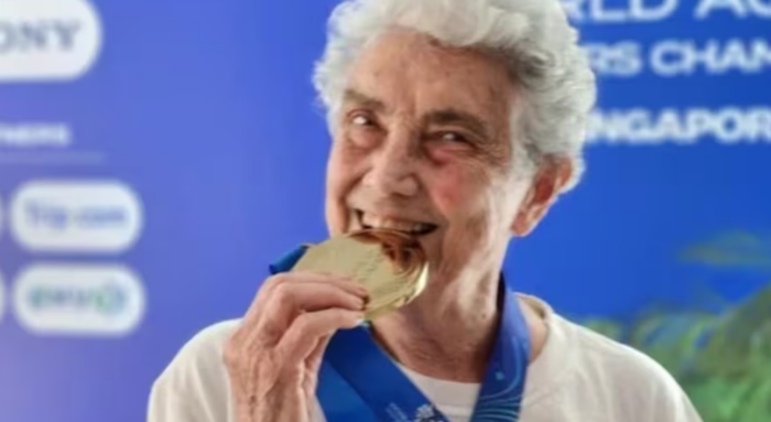 De jubilada a campeona mundial: ganó una medalla de oro en natación a los 89 años